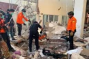 Warga mengungsi dan petugas mengevakuasi korban setelah gempa M 7,7 mengguncang Nusa Tenggara Timur. (Posnews/BPBD)
