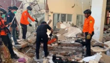 Warga mengungsi dan petugas mengevakuasi korban setelah gempa M 7,7 mengguncang Nusa Tenggara Timur. (Posnews/BPBD)