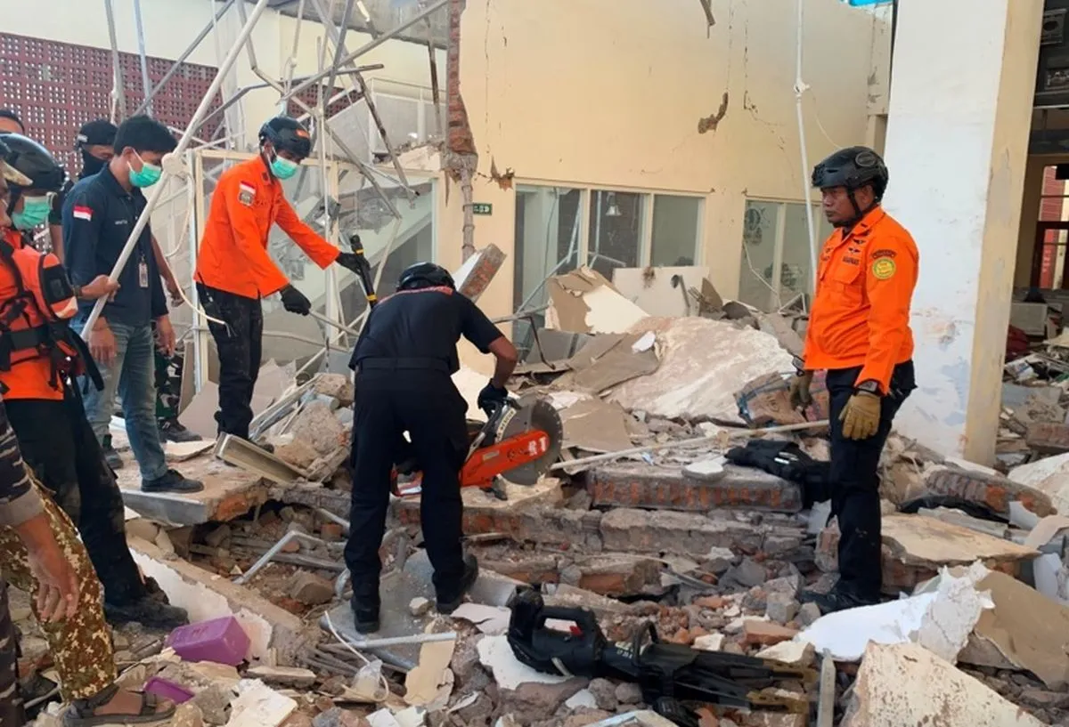 Warga mengungsi dan petugas mengevakuasi korban setelah gempa M 7,7 mengguncang Nusa Tenggara Timur. (Posnews/BPBD)