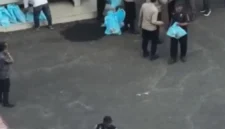 Warga mengantre menerima bantuan sembako dalam kegiatan bakti sosial Polsek Metro Penjaringan Jakarta Utara. (Posnews/Ist)