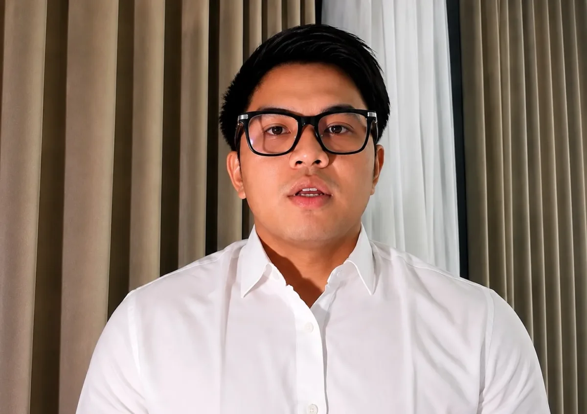 YouTuber Bigmo memberikan keterangan kepada wartawan usai menjalani pemeriksaan di Polda Metro Jaya. (Posnews/Ist)