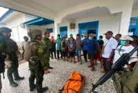 Pasukan TNI mengevakuasi jenazah korban serangan KKB di jurang curam dekat Kali Kolaf, Yahukimo, Papua Pegunungan, menggunakan teknik rappelling. (Posnews/Koops TNI Habema)