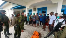 Pasukan TNI mengevakuasi jenazah korban serangan KKB di jurang curam dekat Kali Kolaf, Yahukimo, Papua Pegunungan, menggunakan teknik rappelling. (Posnews/Koops TNI Habema)