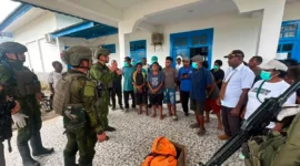 Pasukan TNI mengevakuasi jenazah korban serangan KKB di jurang curam dekat Kali Kolaf, Yahukimo, Papua Pegunungan, menggunakan teknik rappelling. (Posnews/Koops TNI Habema)