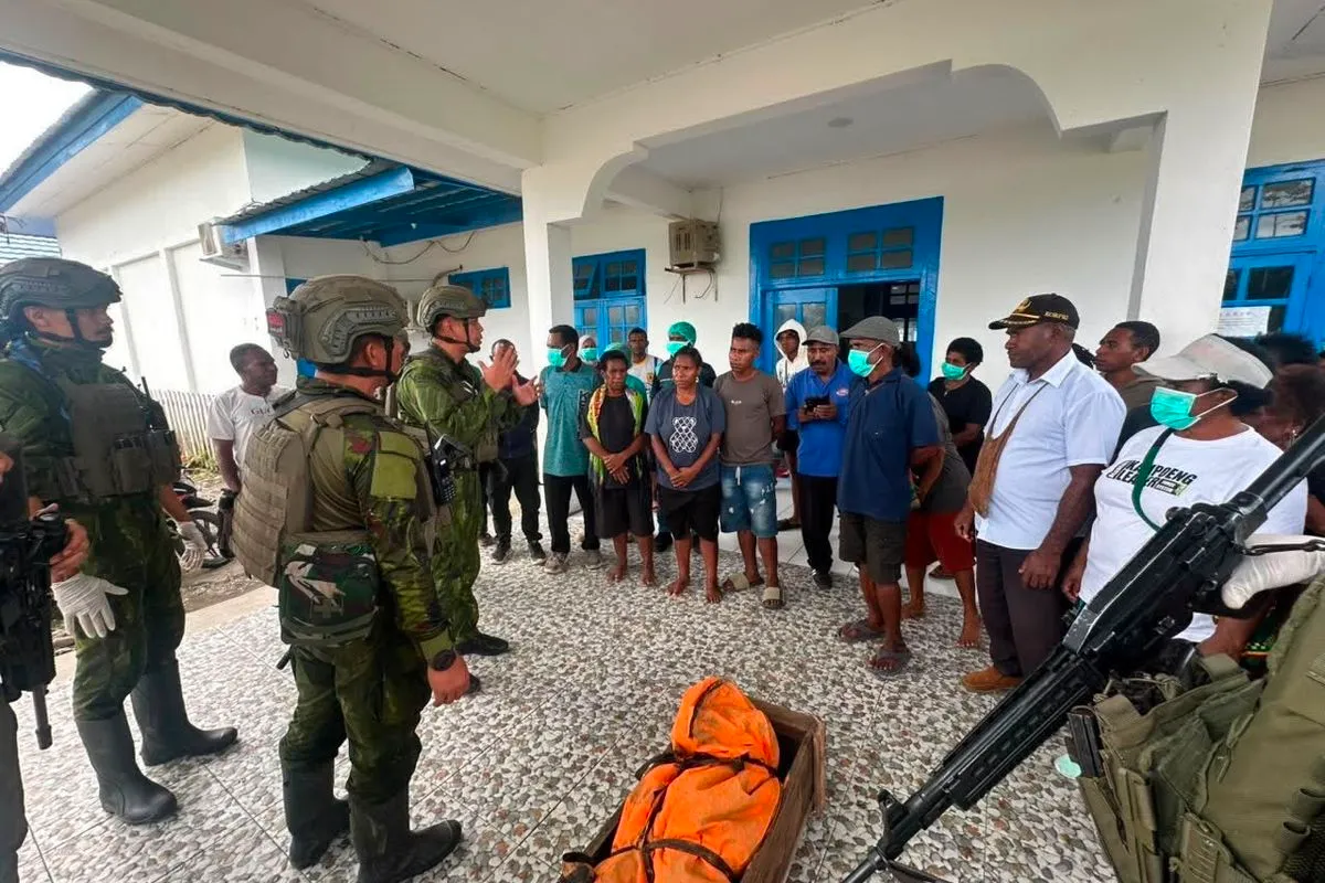 Pasukan TNI mengevakuasi jenazah korban serangan KKB di jurang curam dekat Kali Kolaf, Yahukimo, Papua Pegunungan, menggunakan teknik rappelling. (Posnews/Koops TNI Habema)