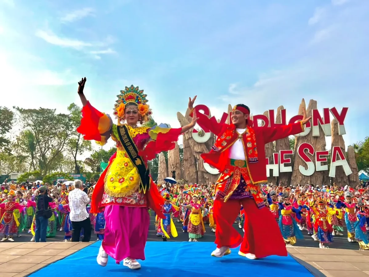 2.713 penari dari 12 negara membawakan Tari Semarak Jali-Jali Betawi di Ancol. (Posnews/Ancol)
