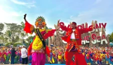 2.713 penari dari 12 negara membawakan Tari Semarak Jali-Jali Betawi di Ancol. (Posnews/Ancol)
