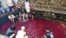 Viral, Air Kolam di Gunung Sindur Mendadak Merah, Polisi Cek Lokasi. (Posnews/Ist)