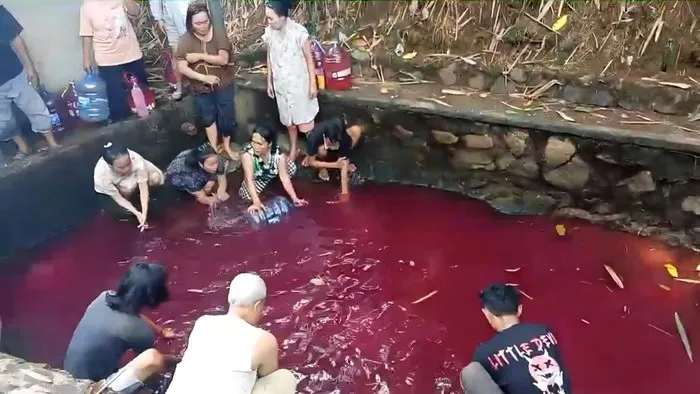Viral, Air Kolam di Gunung Sindur Mendadak Merah, Polisi Cek Lokasi. (Posnews/Ist)
