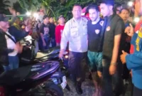 Anggota Polsek Tanjung Priok mengamankan WNA asal Aljazair di kawasan Waduk Sunter Barat. (Posnews/Ist)