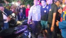 Anggota Polsek Tanjung Priok mengamankan WNA asal Aljazair di kawasan Waduk Sunter Barat. (Posnews/Ist)