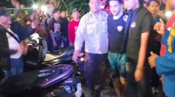 Anggota Polsek Tanjung Priok mengamankan WNA asal Aljazair di kawasan Waduk Sunter Barat. (Posnews/Ist)