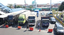 Antrean kendaraan mengular menuju Pelabuhan Ketapang Banyuwangi. (Posnews/ASDP)
