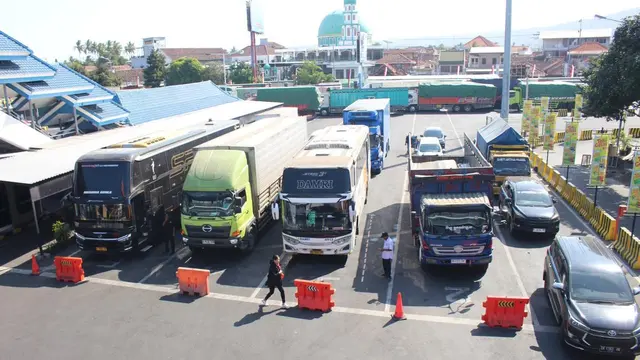 Antrean kendaraan mengular menuju Pelabuhan Ketapang Banyuwangi. (Posnews/ASDP)
