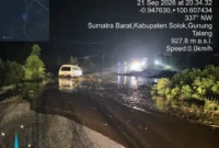 Banjir bandang menerjang kompleks perkantoran Kabupaten Solok di Arosuka. (Posnews/Ist)
