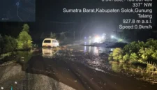 Banjir bandang menerjang kompleks perkantoran Kabupaten Solok di Arosuka. (Posnews/Ist)
