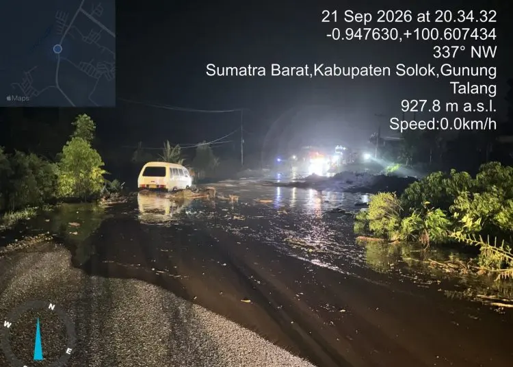 Banjir bandang menerjang kompleks perkantoran Kabupaten Solok di Arosuka. (Posnews/Ist)

