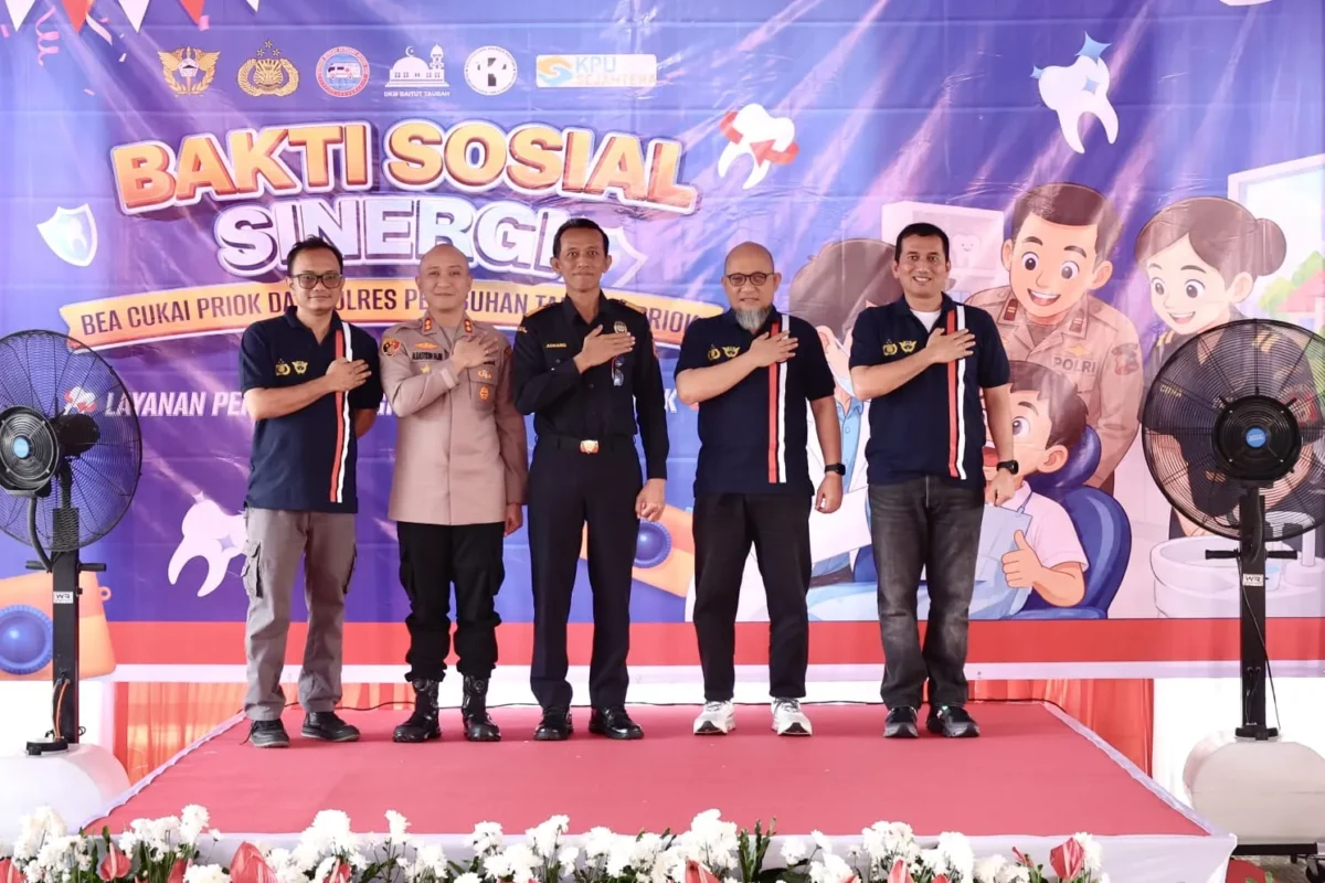 Bea Cukai dan Polres Pelabuhan Tanjung Priok memberikan layanan pemeriksaan gigi gratis kepada anak keluarga TKBM. (Posnews/MR)
