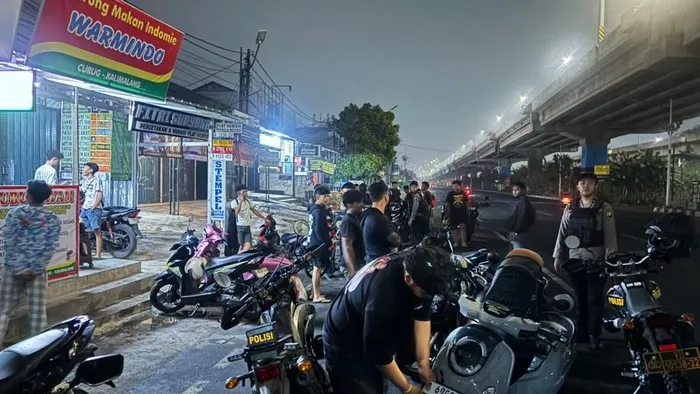 Brimob mengamankan empat sepeda motor yang diduga hendak digunakan untuk balap liar di Kalimalang Jakarta Timur. (Posnews/Ist)
