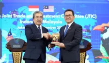 Budi Santoso dan Johari Abdul Ghani membahas penguatan perdagangan Indonesia-Malaysia di Jakarta. (Posnews/Kemendag)