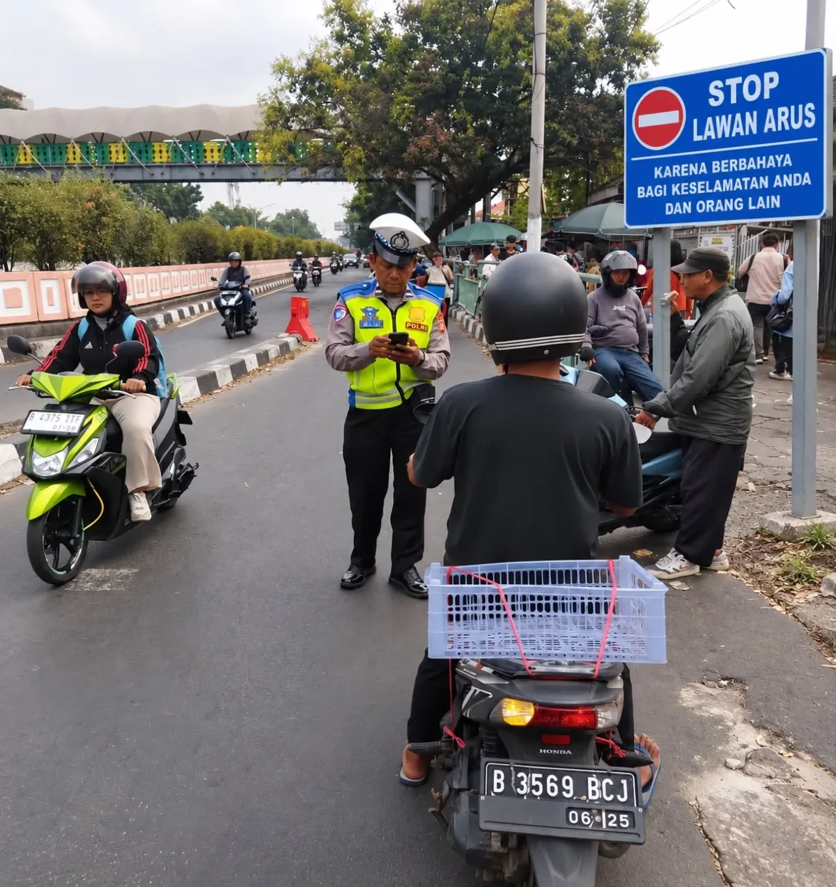 Petugas Ditlantas Polda Metro Jaya mengawasi pengendara di titik rawan pelanggaran lalu lintas. (Posnews/Humas PMJ)
