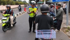 Petugas Ditlantas Polda Metro Jaya mengawasi pengendara di titik rawan pelanggaran lalu lintas. (Posnews/Humas PMJ)
