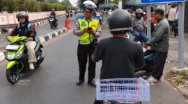 Petugas Ditlantas Polda Metro Jaya mengawasi pengendara di titik rawan pelanggaran lalu lintas. (Posnews/Humas PMJ)
