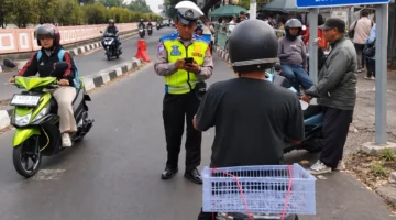Petugas Ditlantas Polda Metro Jaya mengawasi pengendara di titik rawan pelanggaran lalu lintas. (Posnews/Humas PMJ)