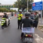 Petugas Ditlantas Polda Metro Jaya mengawasi pengendara di titik rawan pelanggaran lalu lintas. (Posnews/Humas PMJ)
