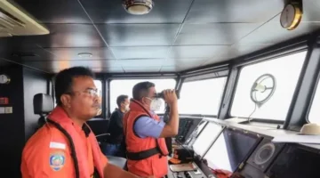Ilustrasi, Tim SAR mencari korban kapal Virgo Transport 8 di Laut Jawa. (Dok Basarnas)
