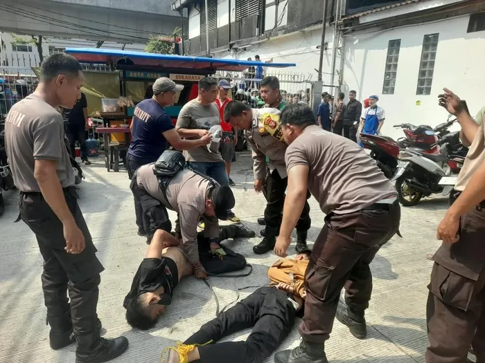 Dua terduga pelaku percobaan curanmor diamankan polisi setelah aksinya gagal di Kelapa Gading Jakarta Utara. (Posnews/Ist)
