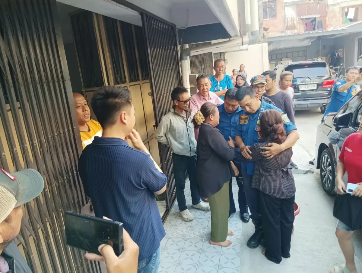 Dua asisten rumah tangga saat diamankan petugas yang sempat melaporkan ke Polisi atas dugaan penyekapan di Penjaringan, Jakarta Utara. (Posnews/MR)