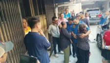Dua asisten rumah tangga saat diamankan petugas yang sempat melaporkan ke Polisi atas dugaan penyekapan di Penjaringan, Jakarta Utara. (Posnews/MR)