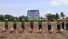 Kapolda Bengkulu Irjen Yudhi Sulistianto Wahid menanam jagung Kuartal III di lahan Polres Bengkulu Selatan untuk mendukung ketahanan pangan nasional. (Posnews/Humas Polri)