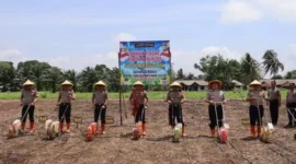 Kapolda Bengkulu Irjen Yudhi Sulistianto Wahid menanam jagung Kuartal III di lahan Polres Bengkulu Selatan untuk mendukung ketahanan pangan nasional. (Posnews/Humas Polri)
