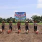 Kapolda Bengkulu Irjen Yudhi Sulistianto Wahid menanam jagung Kuartal III di lahan Polres Bengkulu Selatan untuk mendukung ketahanan pangan nasional. (Posnews/Humas Polri)
