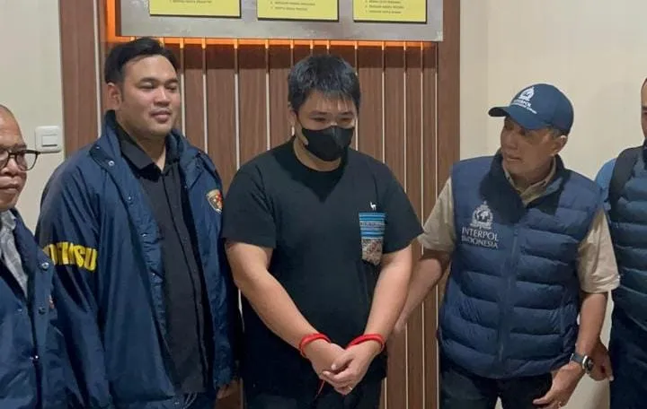 Erick Soedjasa buronan kasus Rp37,4 miliar ditangkap Bareskrim di Bandara Juanda. (Posnews/Ist)
