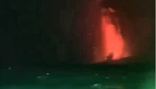 Erupsi Gunung Anak Krakatau memunculkan semburan merah dan suara gemuruh. (Posnews/PVBMG)