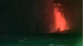 Erupsi Gunung Anak Krakatau memunculkan semburan merah dan suara gemuruh. (Posnews/PVBMG)