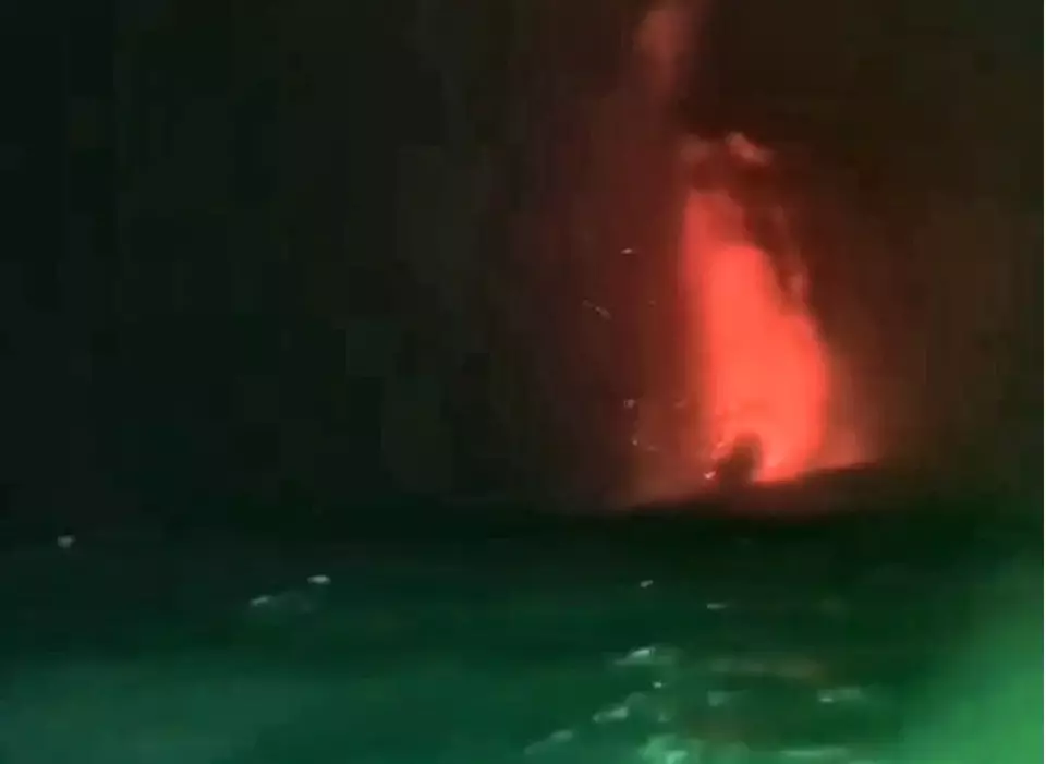 Erupsi Gunung Anak Krakatau memunculkan semburan merah dan suara gemuruh. (Posnews/PVBMG)