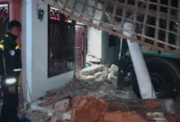 Forklift 15 ton menabrak rumah warga di Kronjo Kabupaten Tangerang
