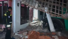 Forklift 15 ton menabrak rumah warga di Kronjo Kabupaten Tangerang
