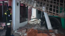 Forklift 15 ton menabrak rumah warga di Kronjo Kabupaten Tangerang

