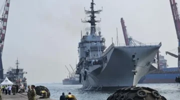 ITS Giuseppe Garibaldi bersandar di Dermaga 107 Tanjung Priok sebelum berganti nama menjadi KRI Sriwijaya. (Posnews/Inews)
