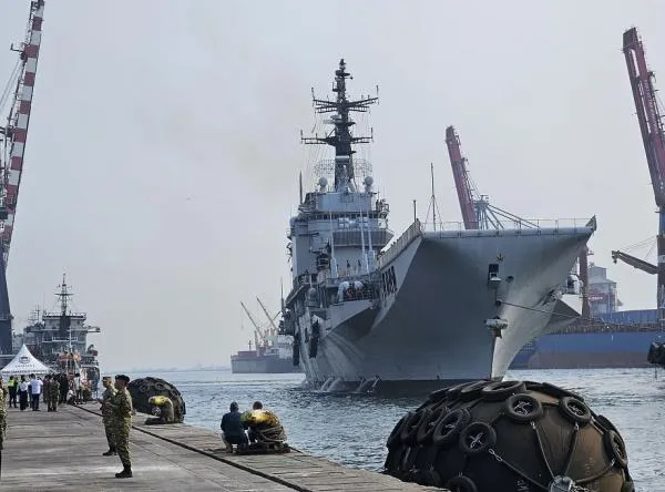ITS Giuseppe Garibaldi bersandar di Dermaga 107 Tanjung Priok sebelum berganti nama menjadi KRI Sriwijaya. (Posnews/Inews)

