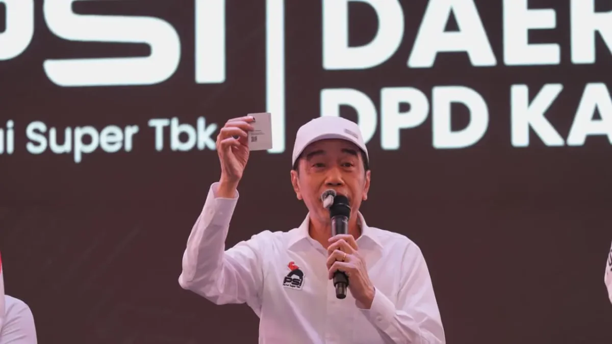 Joko Widodo menunjukkan KTA PSI saat menghadiri Rakorda PSI Kabupaten Bekasi
