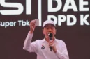 Joko Widodo menunjukkan KTA PSI saat menghadiri Rakorda PSI Kabupaten Bekasi
