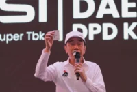 Joko Widodo menunjukkan KTA PSI saat menghadiri Rakorda PSI Kabupaten Bekasi
