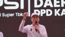 Joko Widodo menunjukkan KTA PSI saat menghadiri Rakorda PSI Kabupaten Bekasi