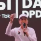 Joko Widodo menunjukkan KTA PSI saat menghadiri Rakorda PSI Kabupaten Bekasi
